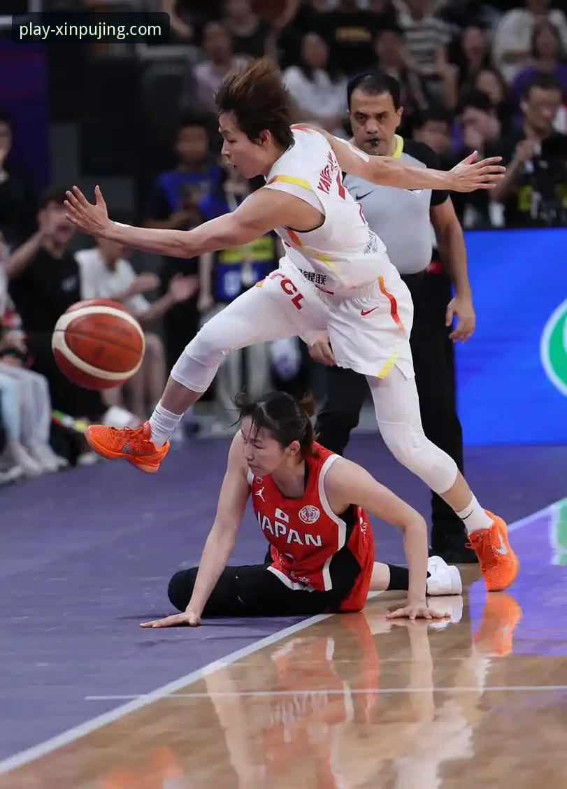 揭秘中国女篮关键变阵：一场胜利背后的战术博弈与移动观赛新体验